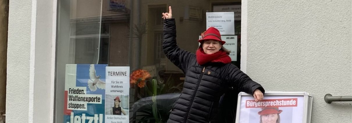 Anke Domscheit-Berg vor dem Bürgerbüro in Wittstock